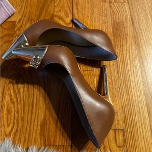 MK leather pump